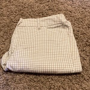 Size 14 St. John’s Bay tan and cream checked shorts 🩳.